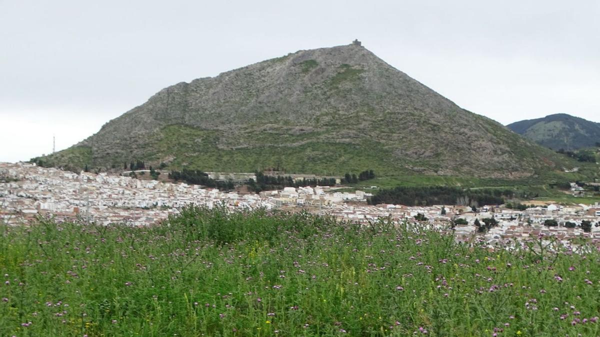 La peña de Martos se impone en el paisaje al elevarse sobre el caserío de la localidad jiennense.