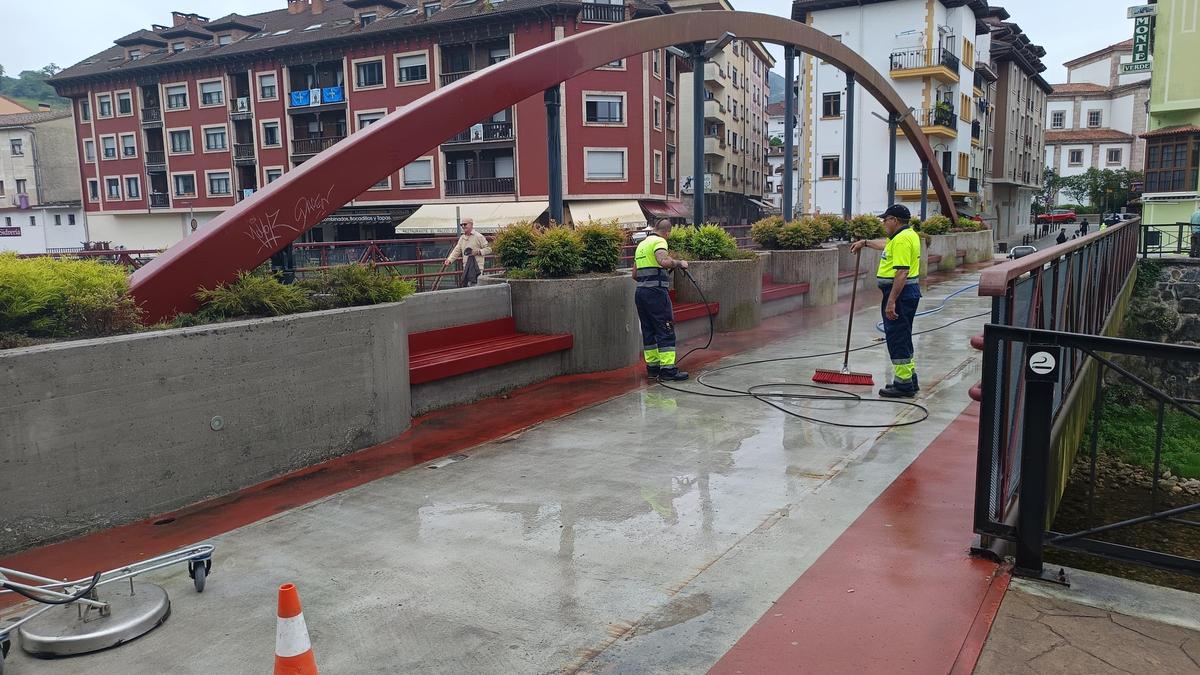 Operarios limpiando la losa del Güeña.