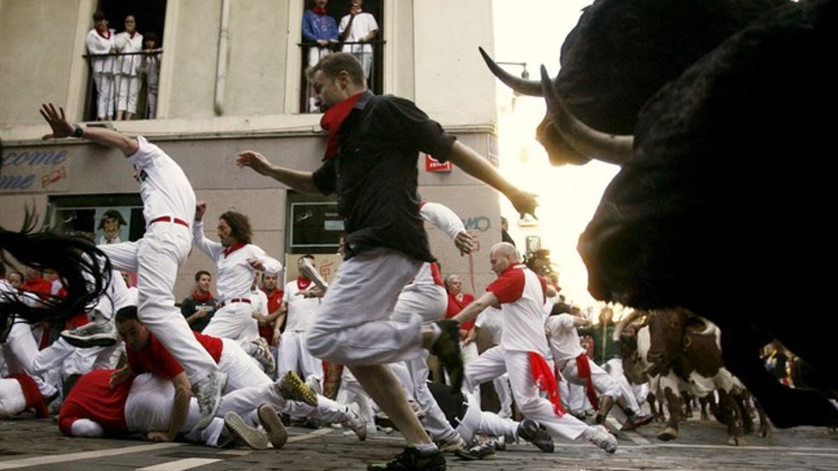 Los toros de la ganadería madrileña de Victoriano del Río han corrido el sexto encierro de los Sanfermines.