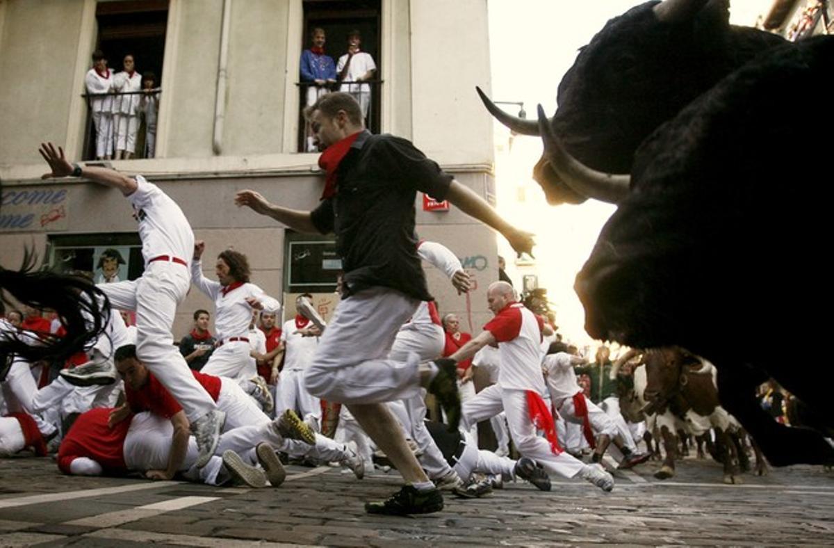Els toros de la ramaderia madrilenya de Victoriano del Río han corregut el sisè ’encierro’ dels ’sanfermines’.