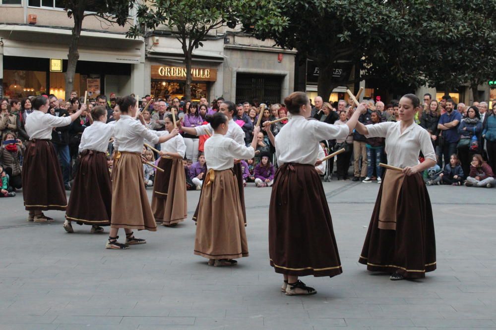 Figueres vibra amb les danses de Populària