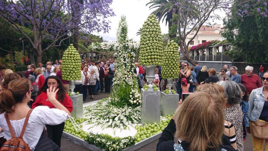 Cruz del Mercado Nuestra Señora de África, elaboradora por Juan Álvarez, instalada en la rambla de Las Tinajas.