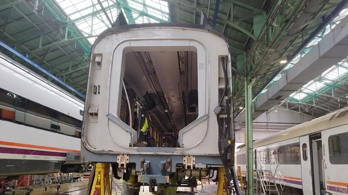 Un tren de Regionals en mantenimiento de segundo nivel, en la Base de Mantenimiento Integral de Vilanova i la Geltrú
