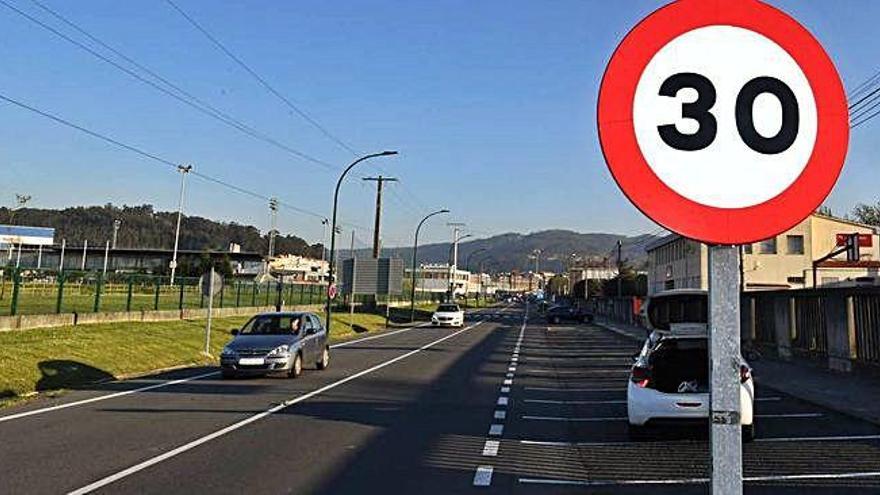 Vista del tramo de la avenida de Arsenio Iglesias en el que se crearán los aparcamientos y las aceras.