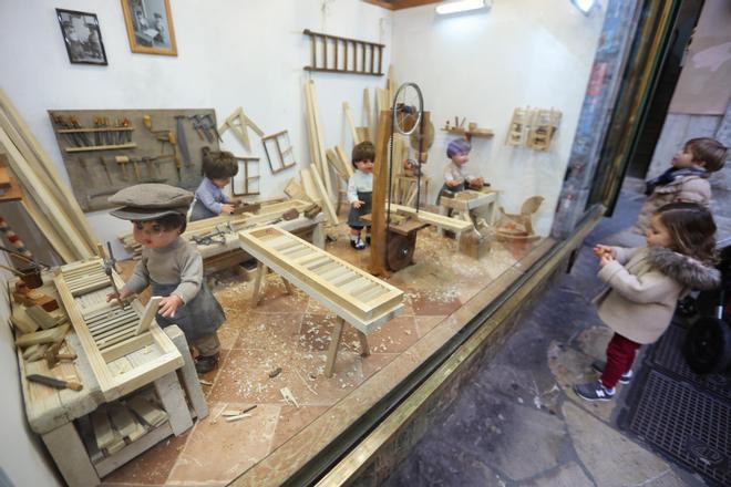 FOTOS | Un paseo por los escaparates navideños de la juguetería La Industrial