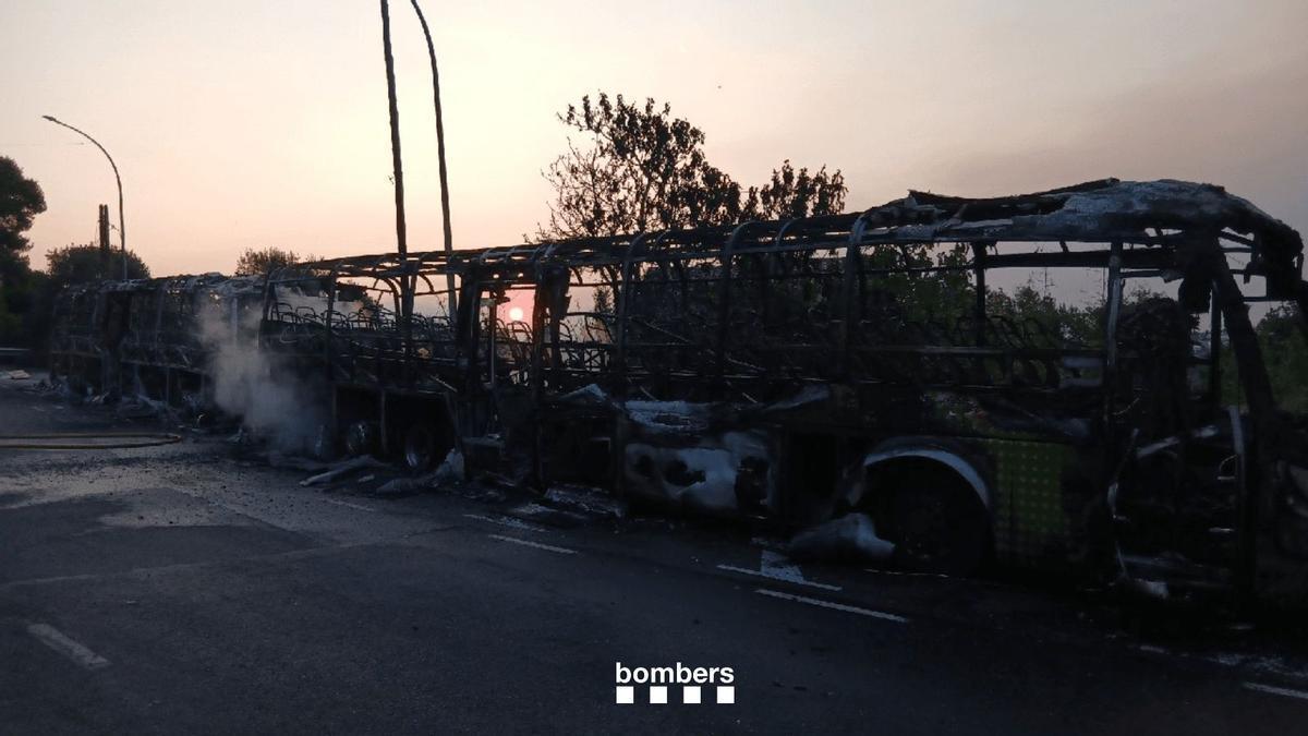 Así quedaron los autocares calcinados en Corbera