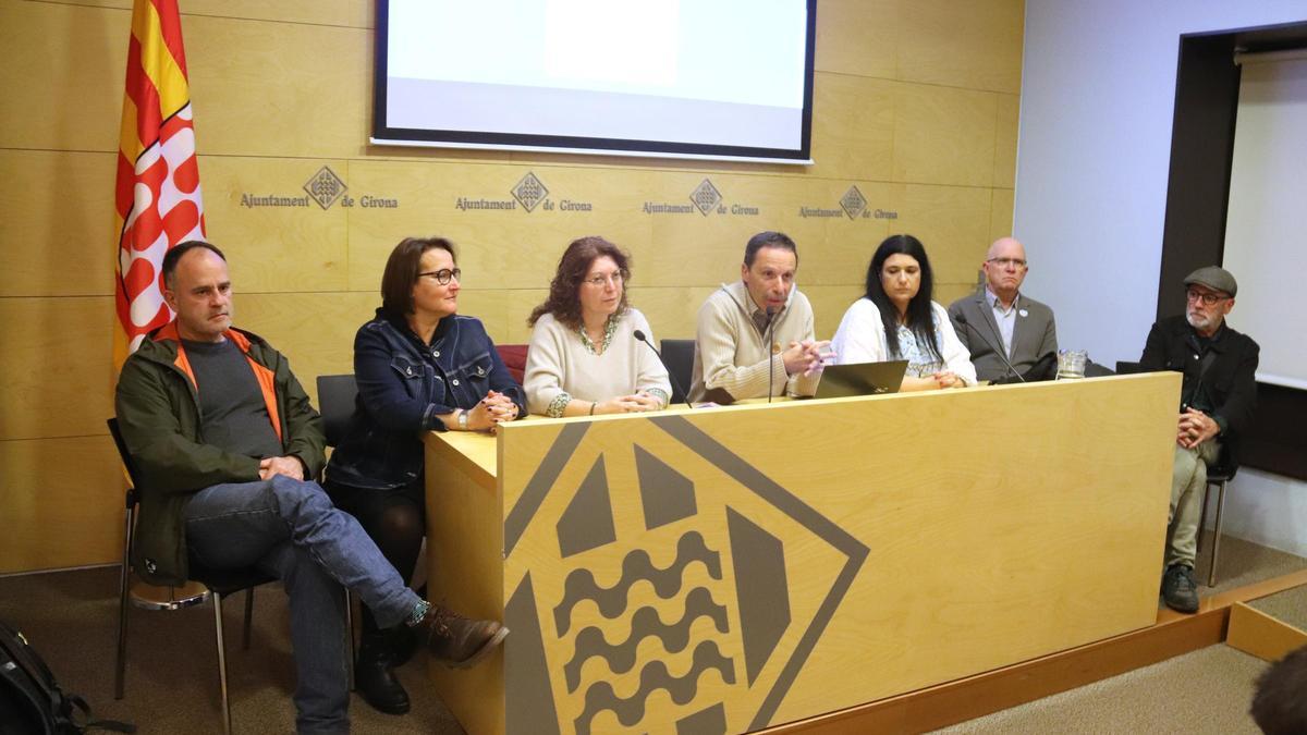 Els membres del grup de suport de Josep Campmajó organitzen una roda de premsa a la sala Miquel Diumé de l'Ajuntament de Girona.