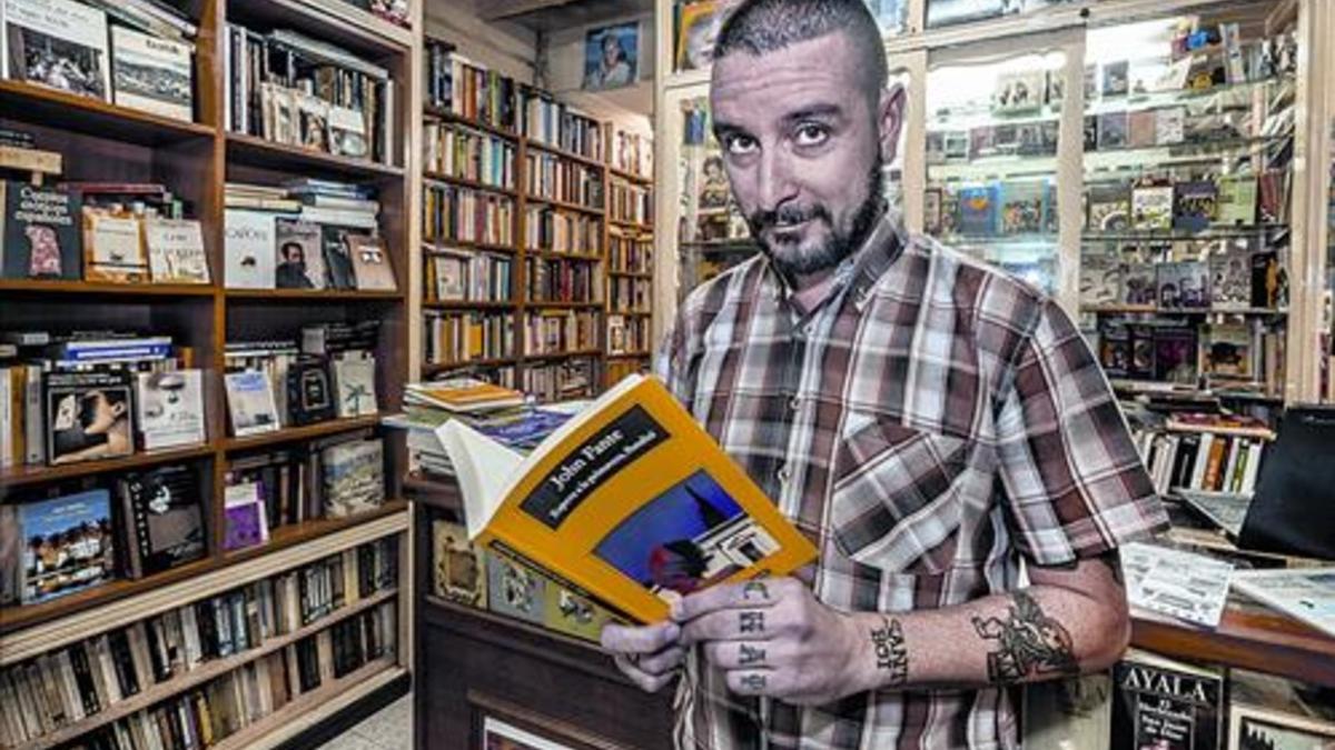 VOLÚMENES VIVIDOS El escritor Kiko Amat en Cercles, rodeado de libros que tuvieron una vida anterior.