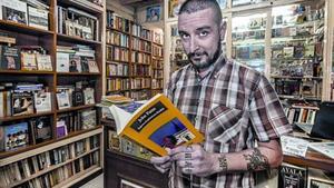 El escritor Kiko Amat en Cercles, rodeado de libros que tuvieron una vida anterior.