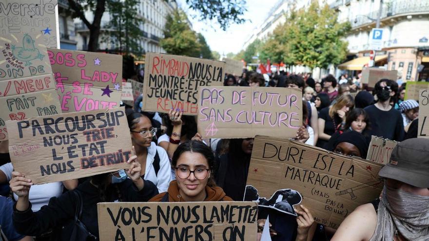 Decenas de miles de personas reivindican mejoras de la educación en París