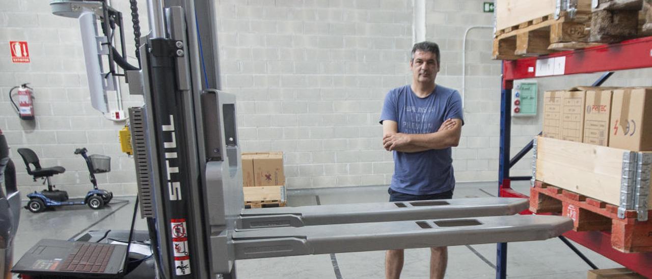 El fundador de Quixmind y profesor de la UA, Tomás Martínez, con la máquina tecnológica.