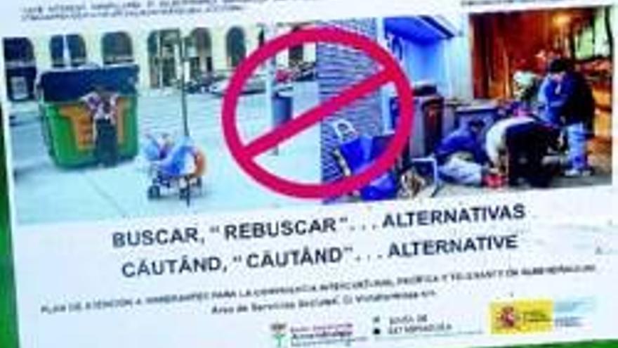 Unos carteles informan que no se puede rebuscar en contenedores