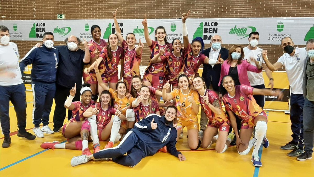 El Olímpico canario, con las coruñesas Lucía Varela y Helia González, campeón de la Superliga 2021.