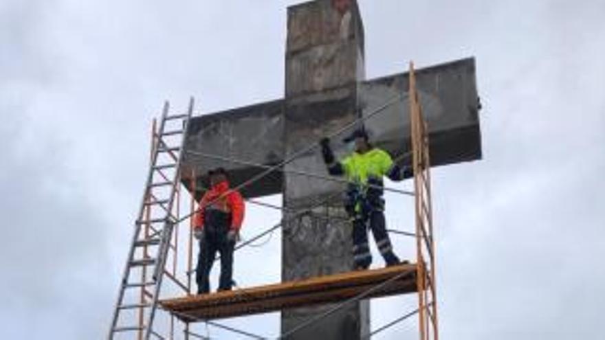 VÍDEO: Así se retiraron los símbolos franquistas de la cruz del cementerio de La Carriona