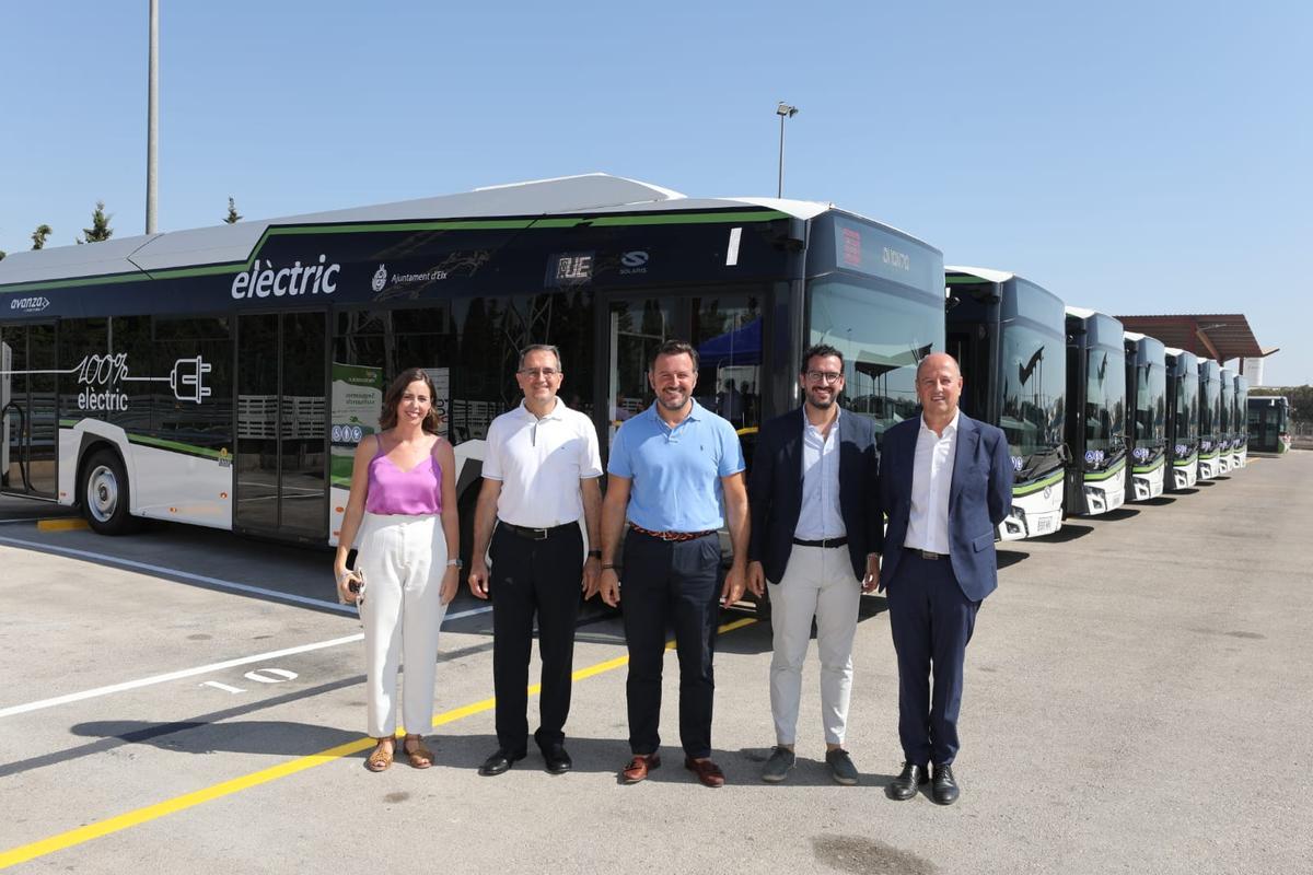 La presentación de la flota eléctrica con el gerente de Autobuses Urbanos y la exedil de Movilidad