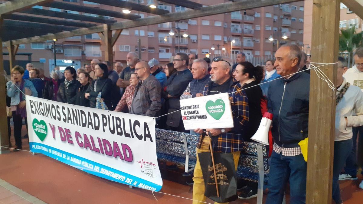 Protesta de la Plataforma delante del Hospital de Manises por las deficiencias del área de salud.