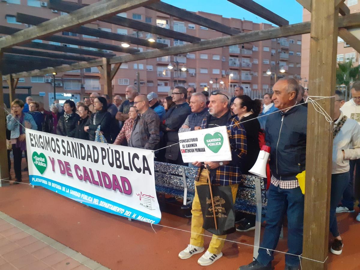 Protesta de la Plataforma delante del Hospital de Manises por las deficiencias del área de salud.
