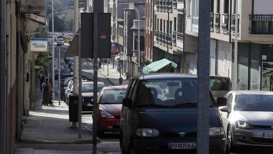 La intervención fue en un piso situado en la calle Pazos Fontenla, en el centro de Bueu. // Santos Álvarez