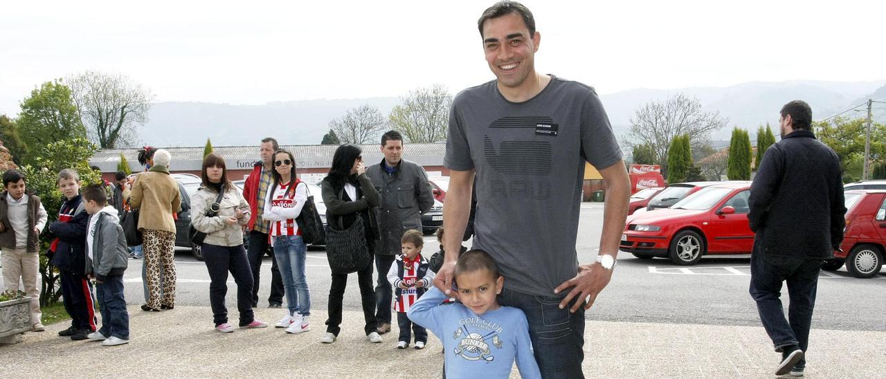 Raúl Lozano, junto a su hijo, Alejandro, en Mareo, en 2009.