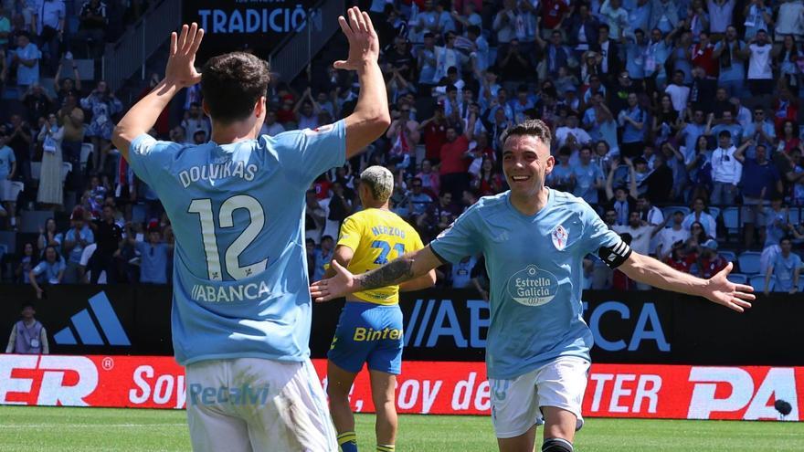 Aspas agradece a Douvikas su asistencia en el cuarto gol al Cádiz.