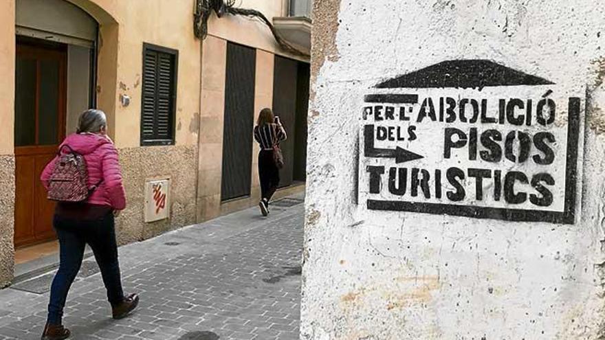 Pintada contra los pisos turísticos este verano en el centro de Palma.