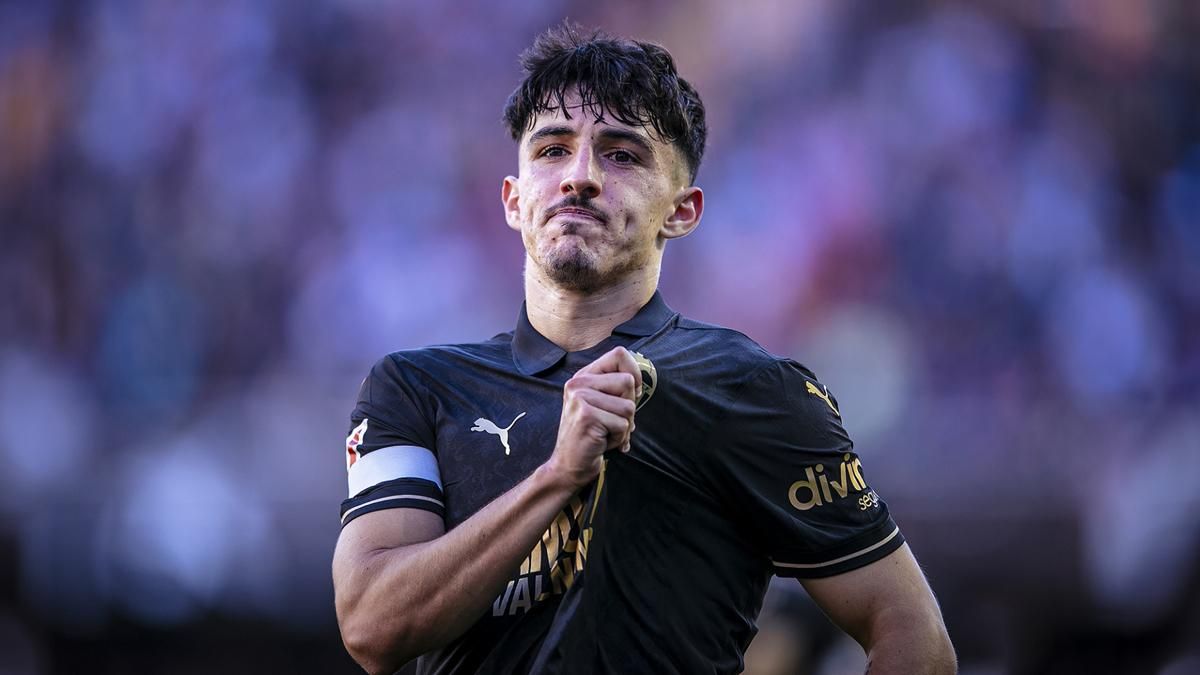 Diego López, celebrando un gol tocándose el escudo