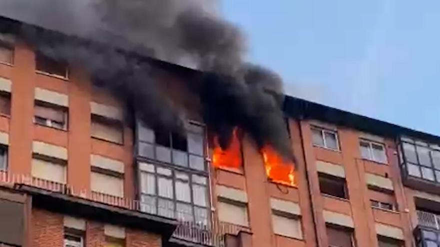 Llamas, humo y desprendimientos desde la fachada: así fue el impactante incendio en una vivienda de Oviedo