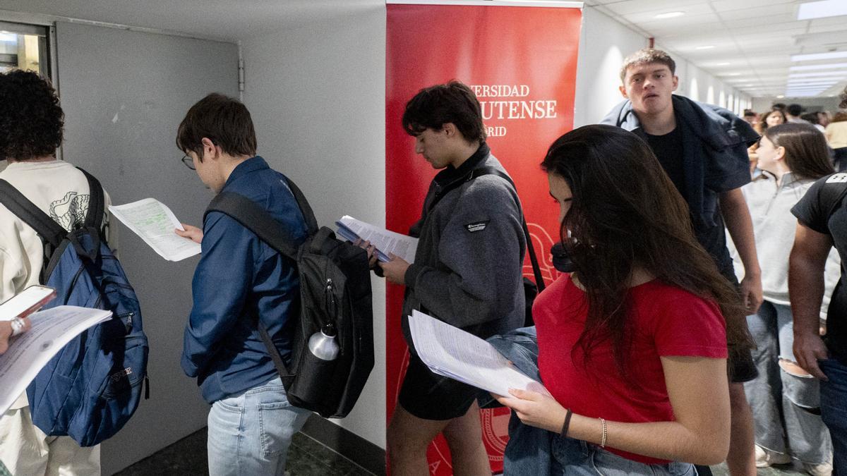 Estudiantes entran a un aula durante el primer día de la Evaluación de Acceso a la Universidad (EvAU), en la Universidad Complutense de Madrid, a 3 de junio de 2024, en Cantoblanco, Madrid (España)