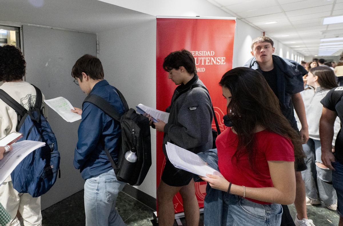 Estudiantes entran a un aula durante el primer día de la Evaluación de Acceso a la Universidad (EvAU), en la Universidad Complutense de Madrid, a 3 de junio de 2024, en Cantoblanco, Madrid (España). Cerca de 40.000 alumnos de la Comunidad de Madrid se enfrentan a partir de hoy, y hasta el próximo jueves 6, a las pruebas de la Evaluación de Acceso a la Universidad (EvAU), que llega con cambios en las asignaturas a examen como novedad. Para el correcto desarrollo de la EvAU, la Comunidad de Madrid activa desde hoy el refuerzo en el transporte público que garantice a todos los participantes sus traslados durante toda la semana. Los estudiantes de Madrid son los primeros en enfrentarse a estas pruebas junto a los de La Rioja. 03 JUNIO 2024;AUTONOMA;MADRID;EVAU;ACCESO;UNIVERSIDAD;SELECTIVIDAD;ESTUDIANTES Alberto Ortega / Europa Press 03/06/2024 / Alberto Ortega;