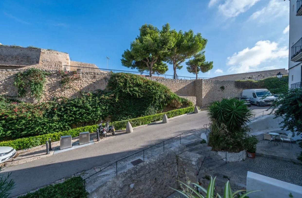 A la venta un edificio con dos apartamentos y negocio en Ibiza por 625.000 euros