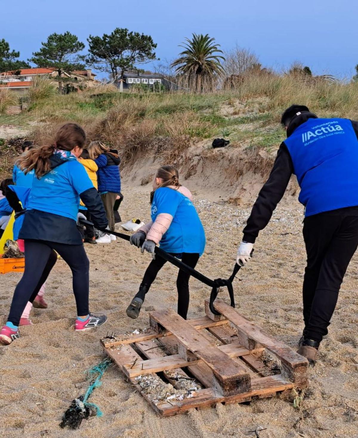 Los niños del CEIP As Bizocas eliminando basura, ayer. |   //  AFUNDACIÓN