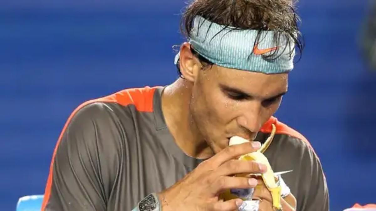 Rafa Nadal, comiendo un plátano en un partido