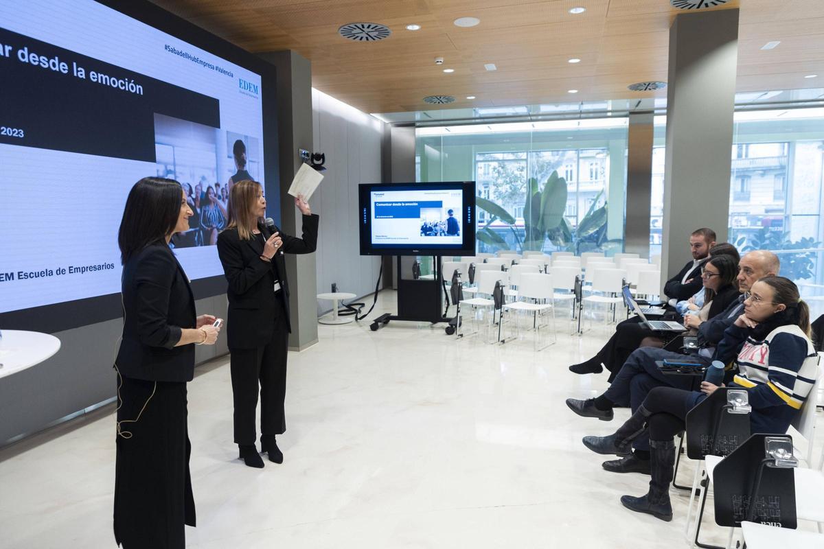 Paloma Moreno y la directora del espacio Hub Empresa de Banco Sabadell, frente al público al inicio de la ponencia.