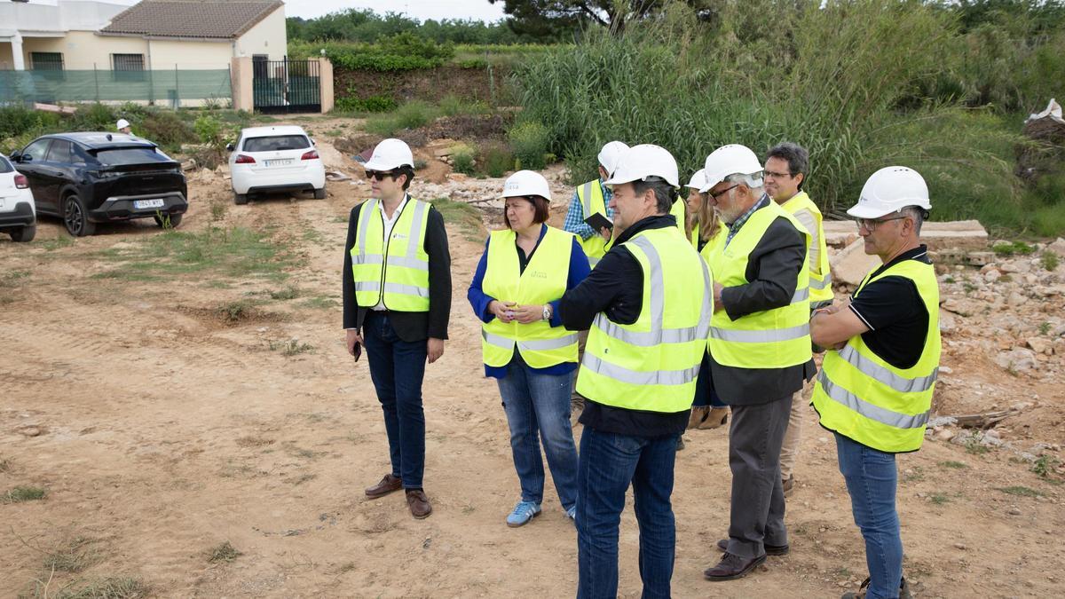 Visita de la Secretaria de Estado de Agricultura a un camino rural en Cheste.
