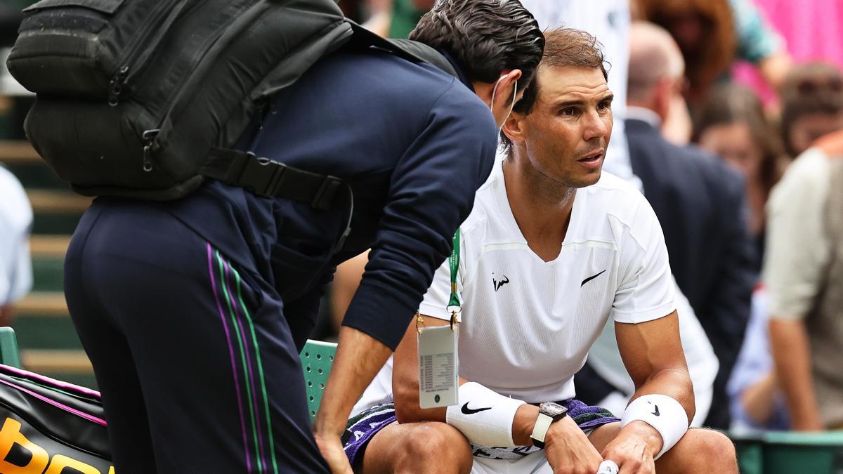 Nadal, atendido por los médicos en el partido de cuartos de final.