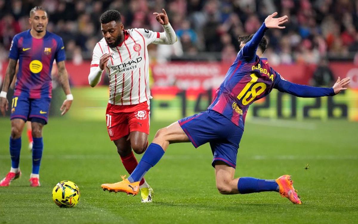 Thomas Lemar esquiva l'entrada de Gerard Martín