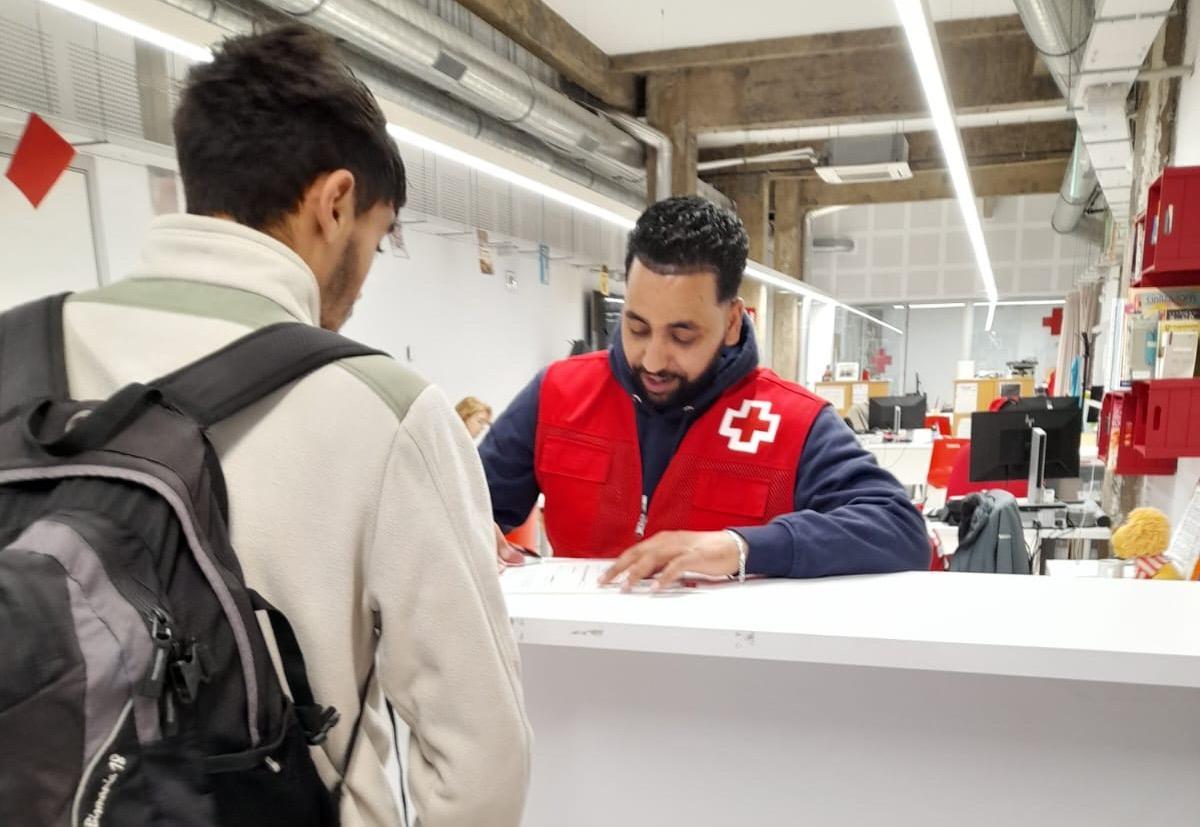 Una clase en la sede de Cruz Roja Gandia.