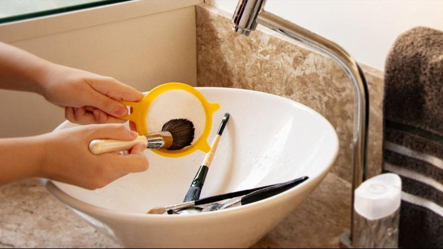 Los &#039;tips&#039; imprescindibles para limpiar tus brochas de maquillaje y mantenerlas impecables