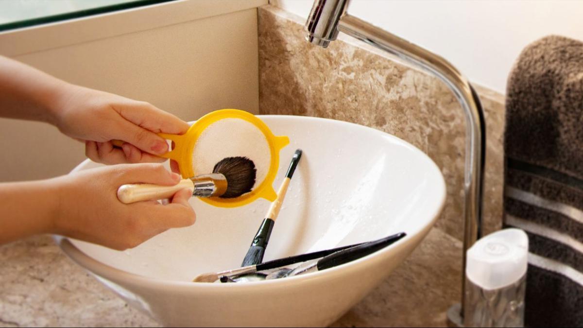 El uso de brochas sucias no solo puede provocar problemas de piel, como brotes de acné o irritaciones.