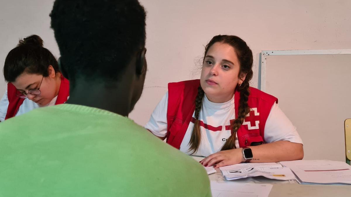 Voluntarias de Cruz Roja atendiendo a los migrantes llegados a Mérida.