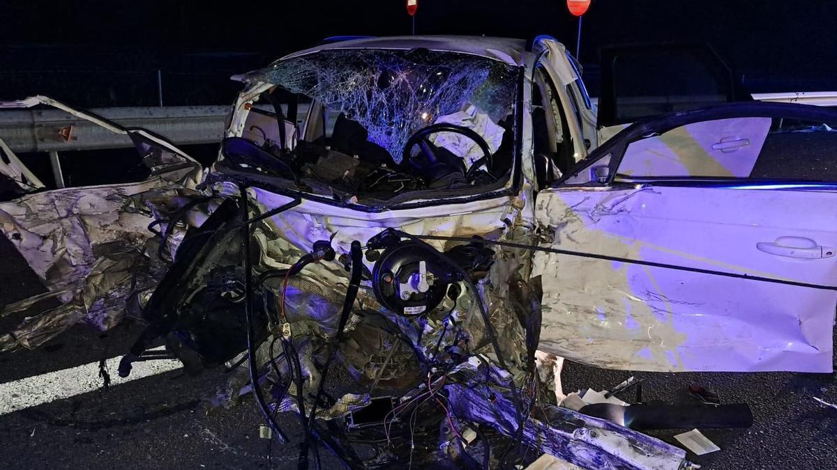 Estado en el que ha quedado uno de los vehículos implicados en el accidente mortal en La Rioja.