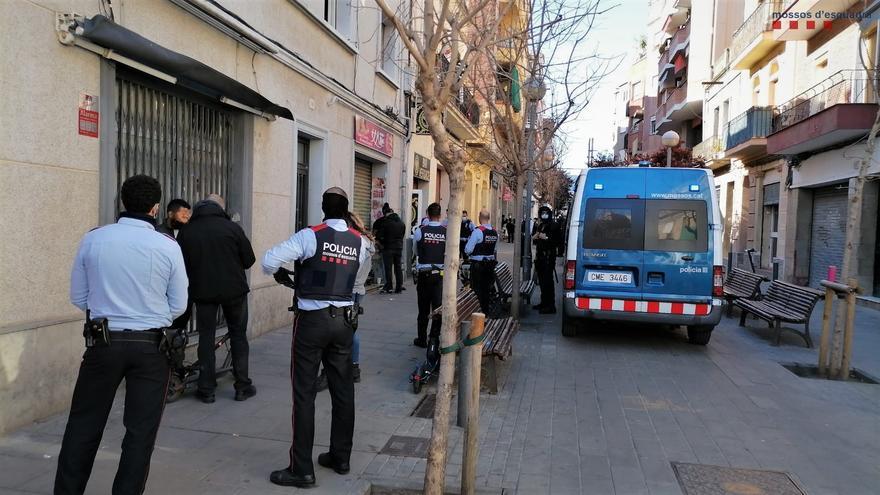 Intervención de los Mossos d'Esquadra en una fiesta ilegal en L'Hospitalet de Llobregat.