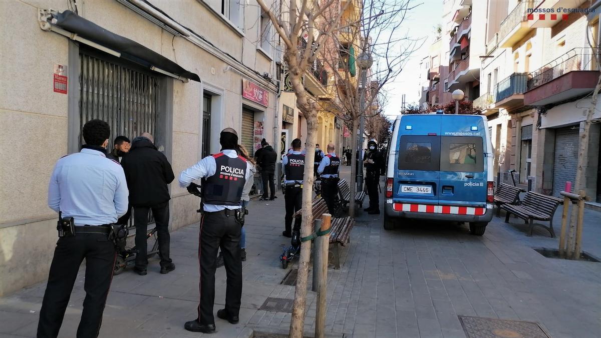 Intervención de los Mossos d'Esquadra en una fiesta ilegal en L'Hospitalet de Llobregat.
