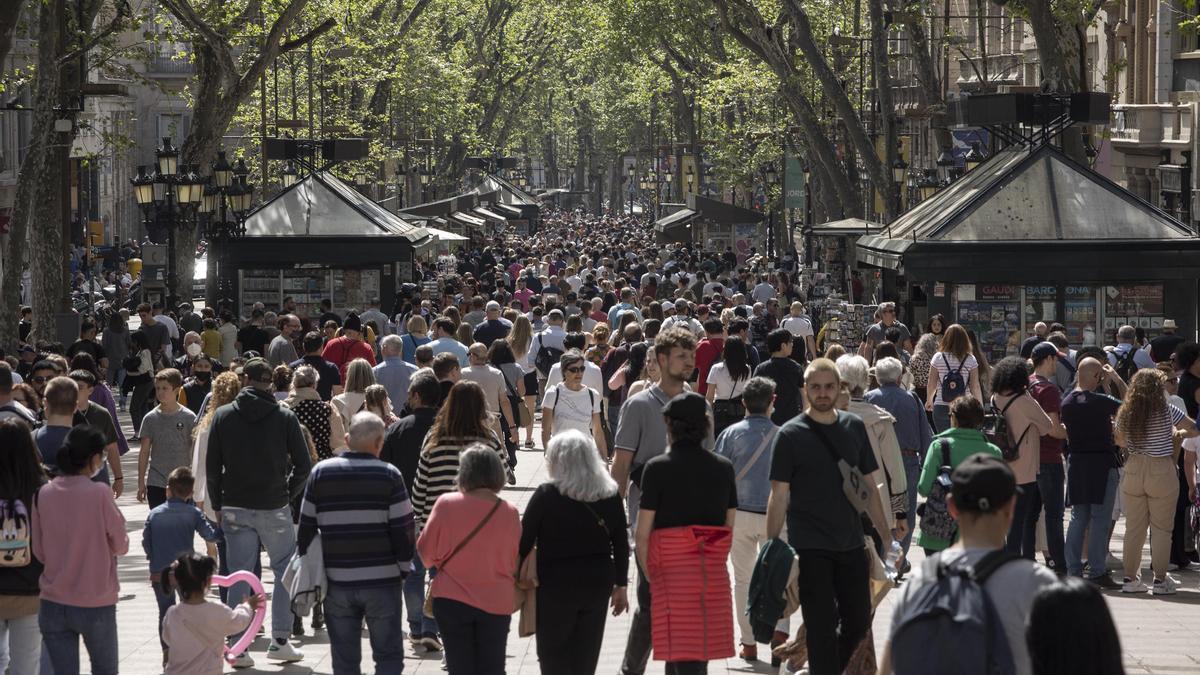15/04/2022 Turistas en Barcelona El turismo vuelve a Barcelona después de la pandemia. En la foto, turistas en la Rambla  Foto de Ferran Nadeu