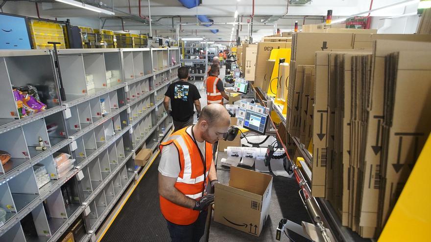 Operaris d’Amazon, treballant al nou centre  logístic de la multinacional al Far d’Empordà.  | MARC MARTÍ