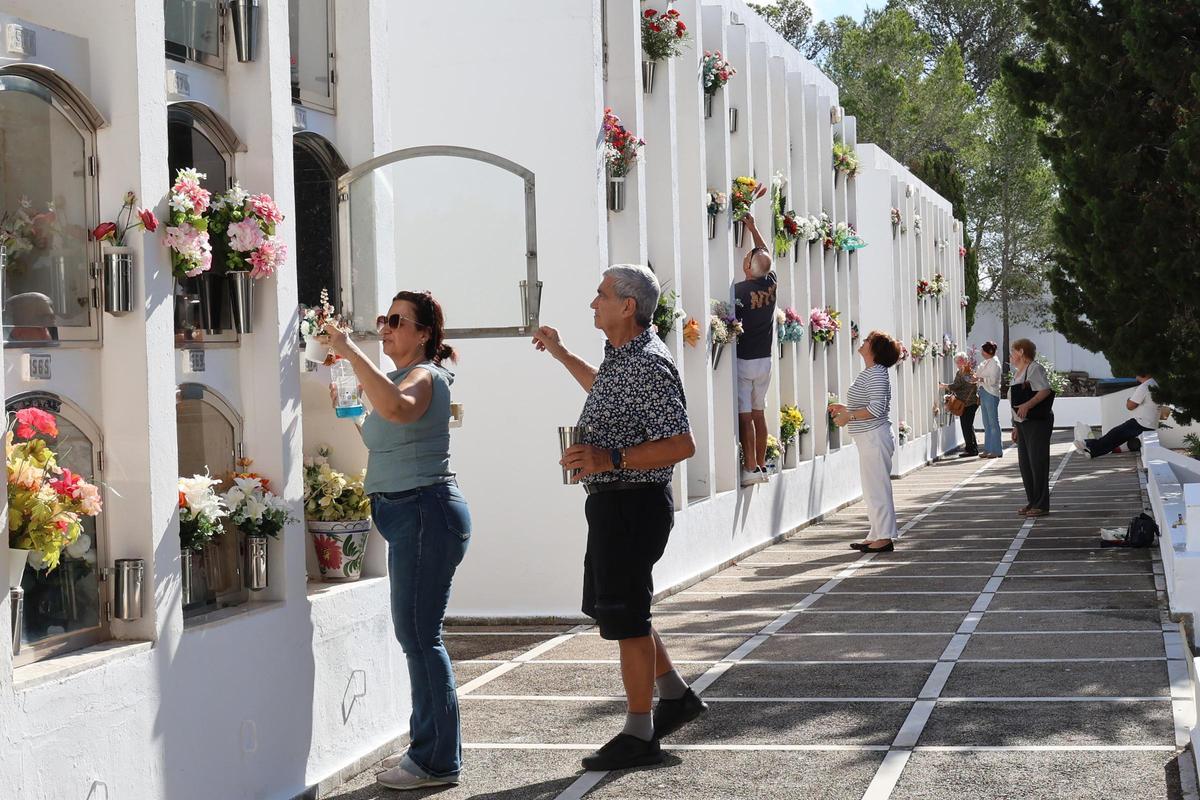 Todas las fotos del día de Tots Sants en los cementerios de Ibiza