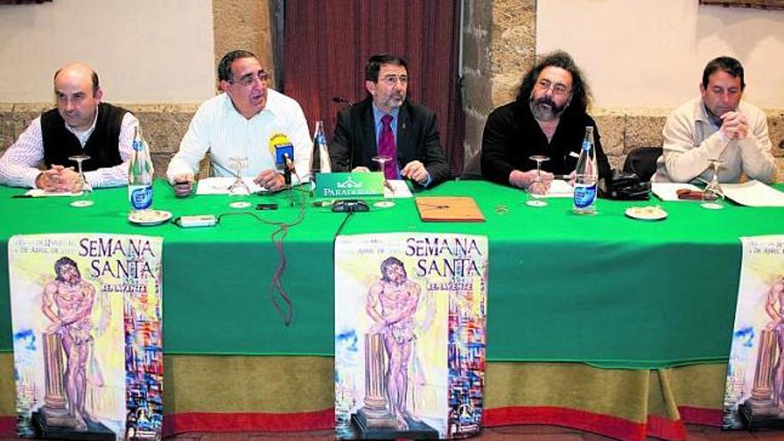 Representantes de las cofradías de la Semana Santa de Benavente junto al alcalde, Saturnino Mañanes (centro).