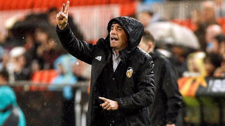 Marcelino García Toral, bajo la lluvia en Mestalla.