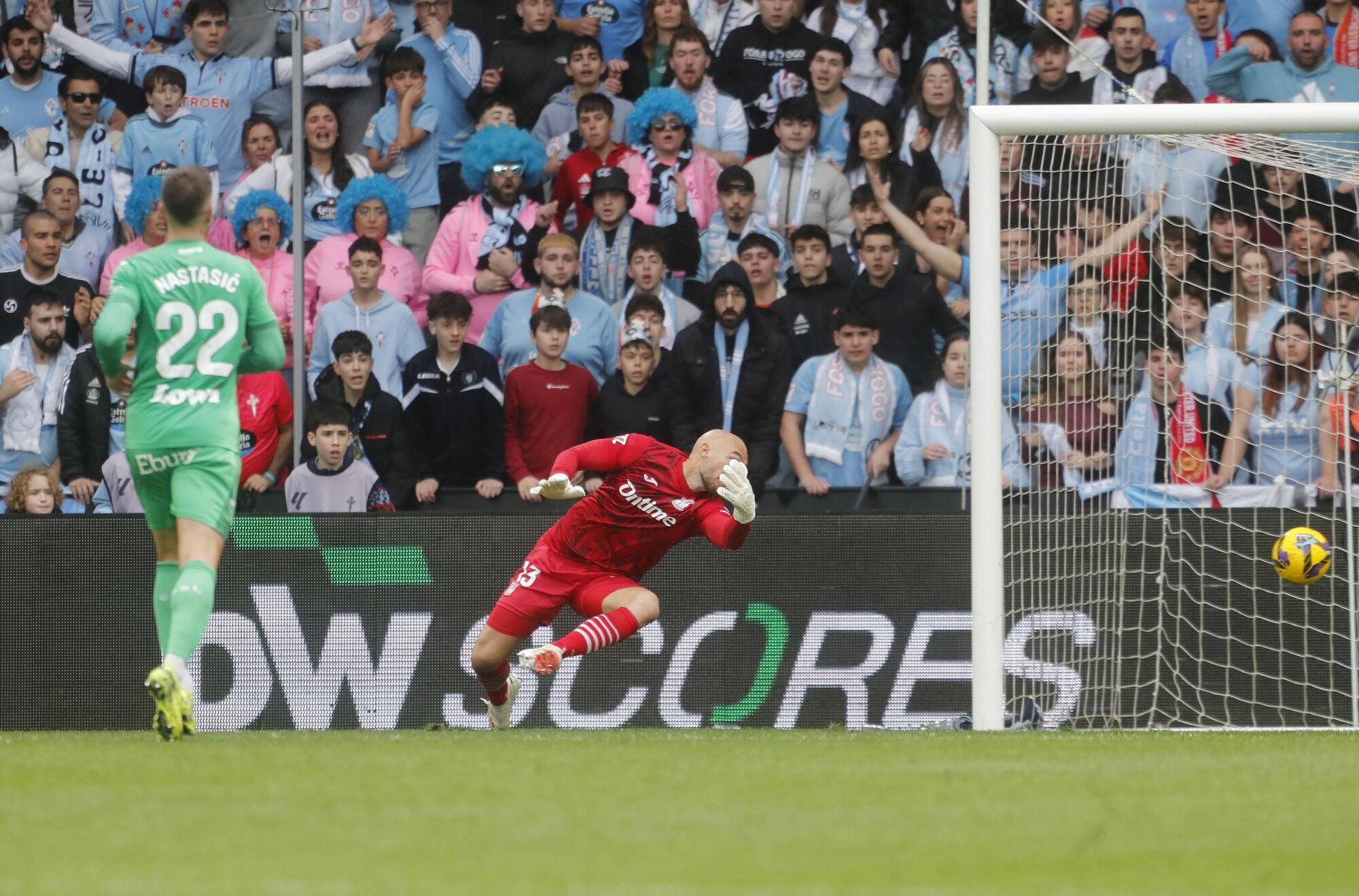 Vigo (Pontevedra), 08/03/2025.- Momento del gol marcado por el jugador del Celta de Vigo, Alfonso González ante el Leganés durante el partido de Liga celebrado en el estadio Balaídos de Vigo. EFE/Salvador Sas