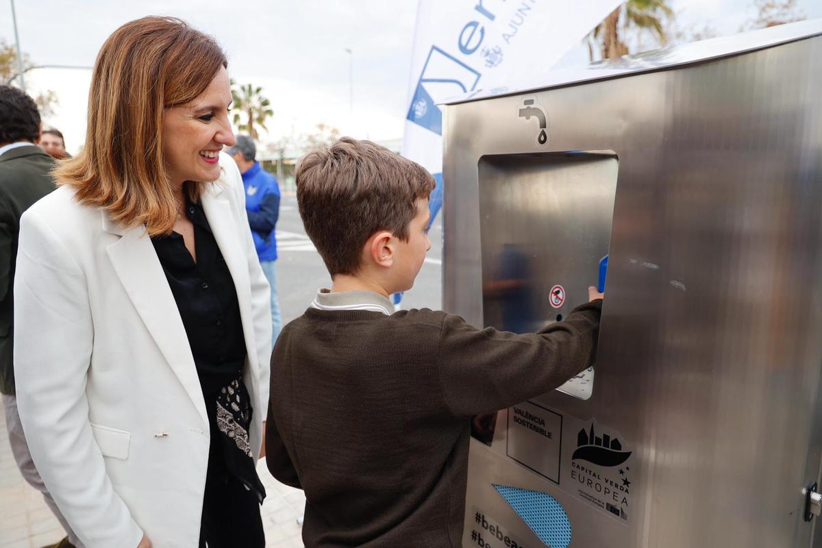 Catalá estuvo ayer en Orriols inaugurando una fuente de recarga de agua